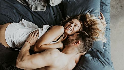 As preliminares são a ocasião perfeita para apimentar seu relacionamento, 
tentar coisas novas e aproveitar ao máximo a experiência sexual. Para esquentar 
o clima antes de partir para os finalmentes, garantimos que você vai querer 
colocar em prática pelo menos uma dessas ideias...

1. Jogo do espelho

Fiquem um de frente para o outro, o jogador número um faz uma série de carícias 
e beijos, então o outro repete a sequência e adiciona um movimento.

2. Sexo oral

Fazer ou receber sexo oral é a preliminar mais excitante de todas.

3. V
